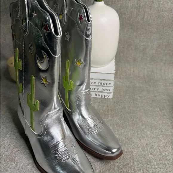 🤠 Silver Western Cowboy Boots Women’s Size 6 – Star & Cactus Design – New In Box - Picture 5 of 6